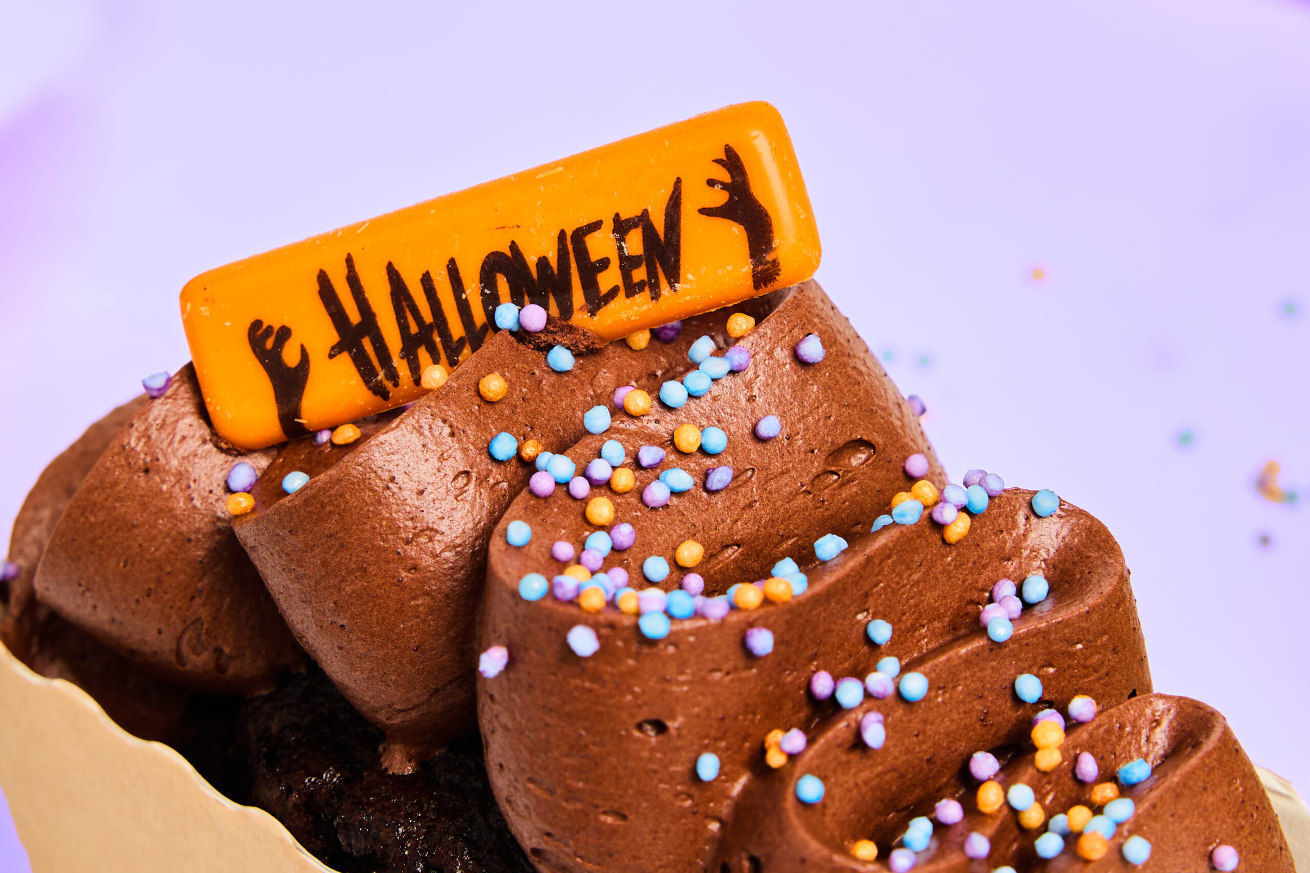 Sjokoladekake med strøssel og halloweenpynt