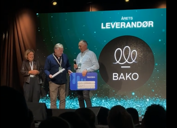 Bako kåret til Årets leverandør. Trude og Tor Arne står på scenen og tar i mot pris.